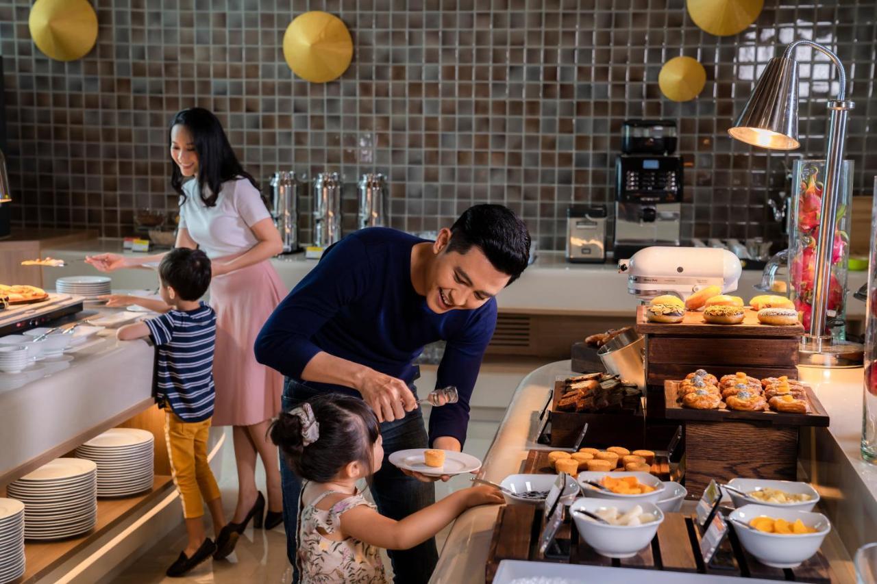 Holiday Inn & Suites Saigon Airport By Ihg Хошимин Экстерьер фото