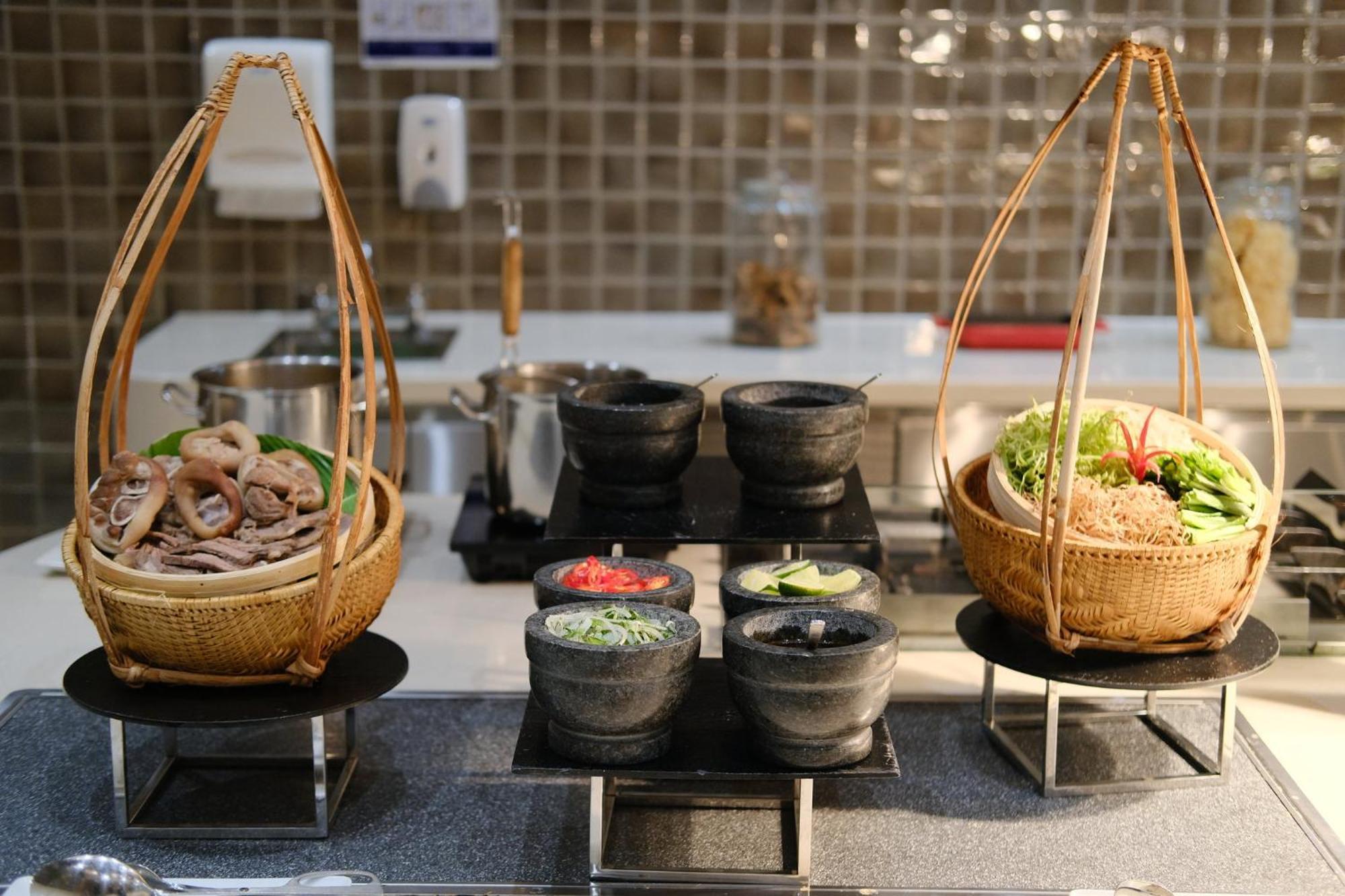 Holiday Inn & Suites Saigon Airport By Ihg Хошимин Экстерьер фото