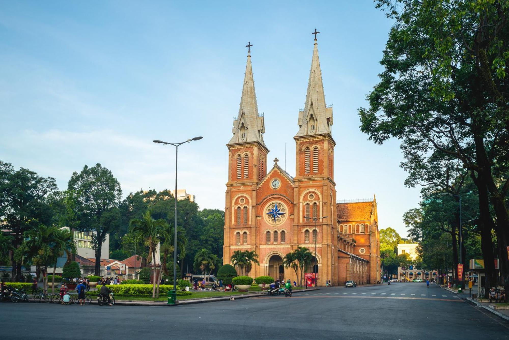 Holiday Inn & Suites Saigon Airport By Ihg Хошимин Экстерьер фото